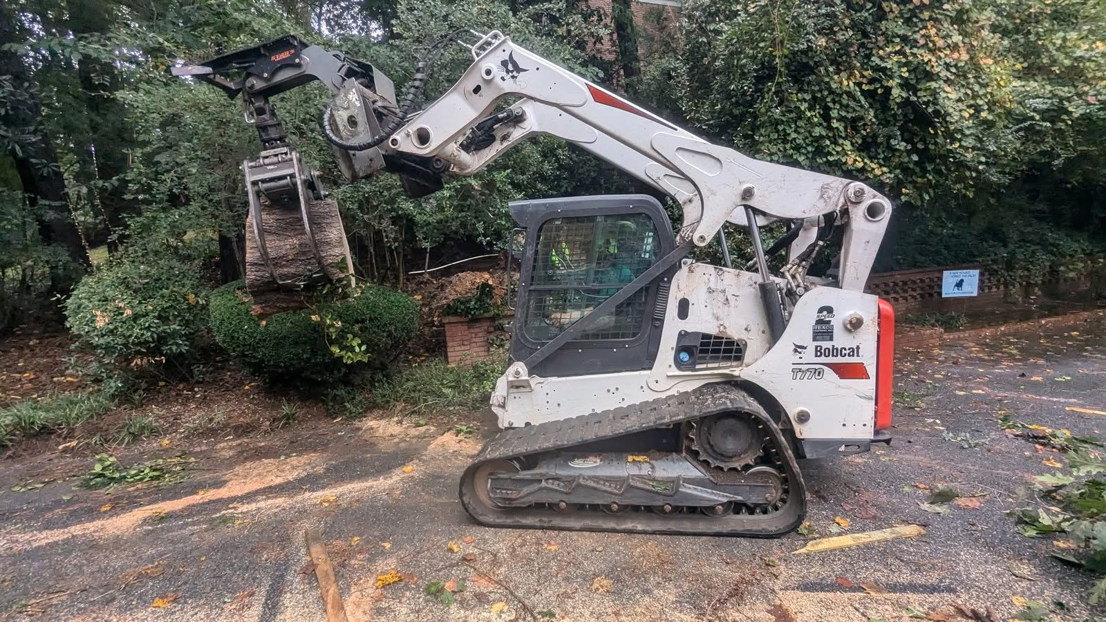 Atlanta ga bobcat t770 grapple hauling log