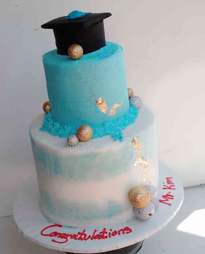 TWO TIER GRADUATION CAKE 