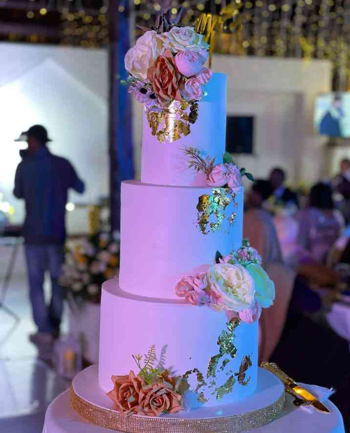 WEDDING BELLS OF CAKE