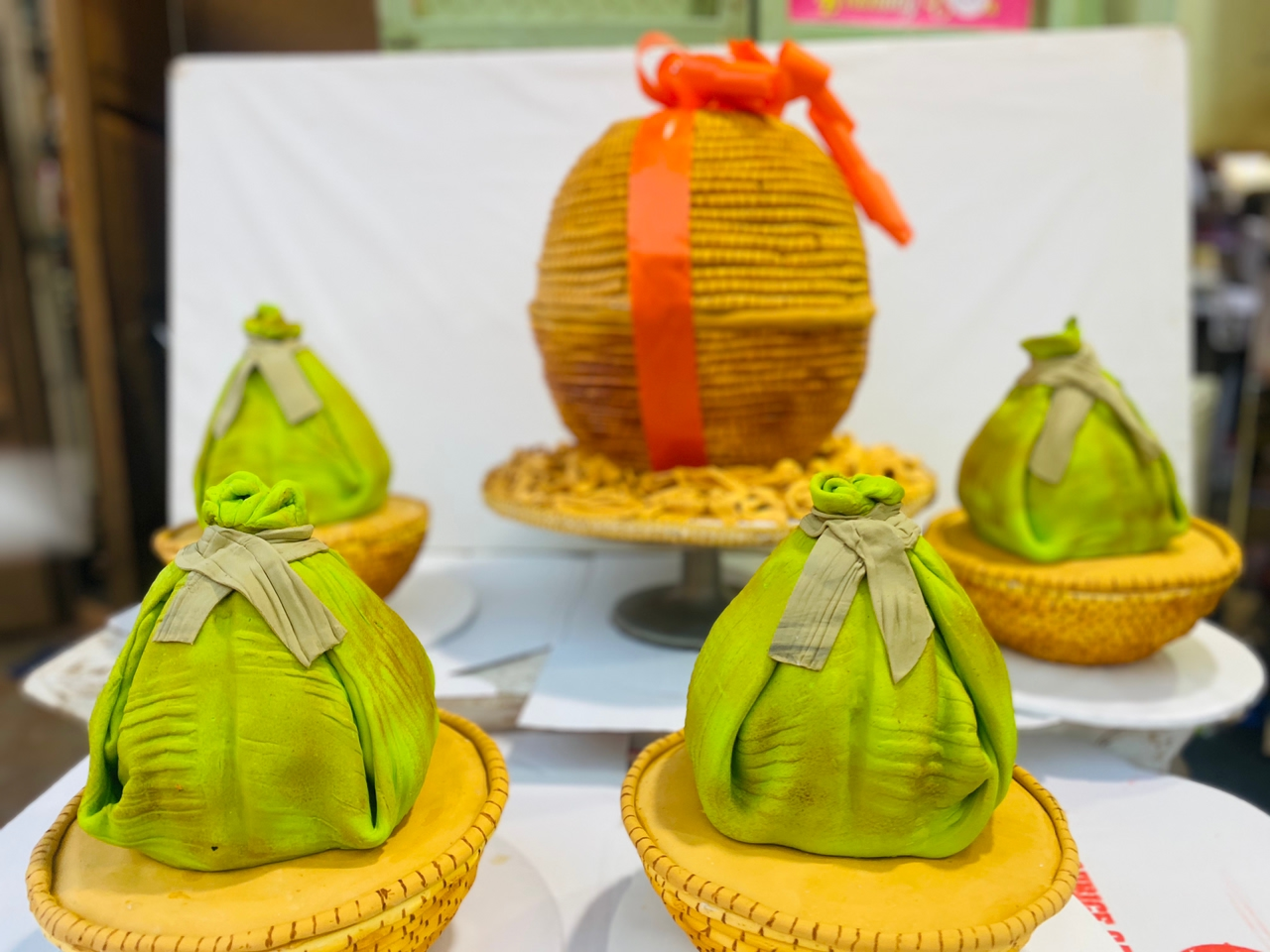 CLASSIC DELICIOUS FRESH BASKET CAKE