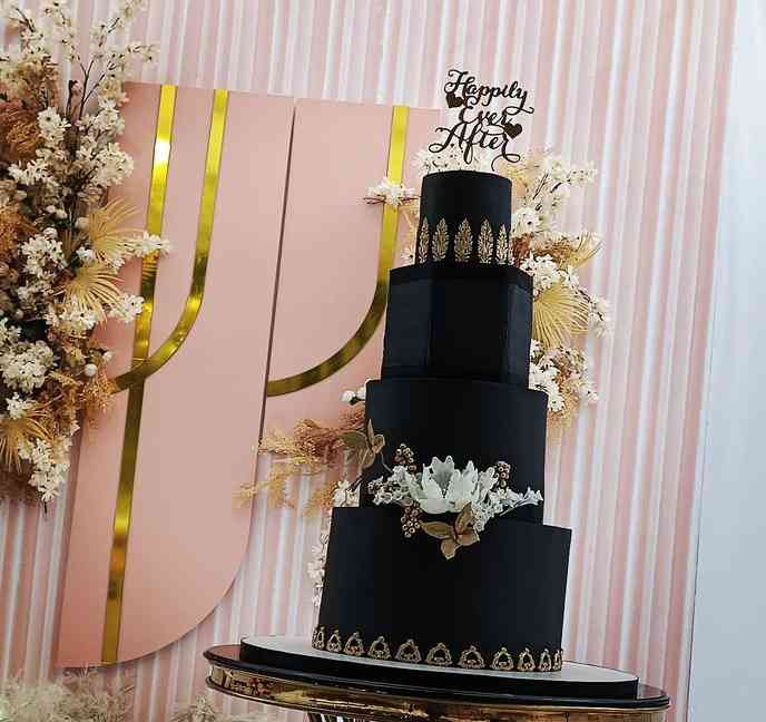 BLACK ELEGANT WEDDING CAKE