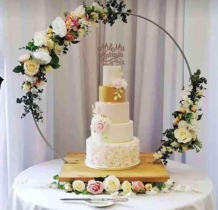 CLASSIC SIMPLE WEDDING CAKE 