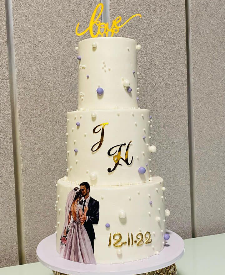 CUSTOMIZED WEDDING CAKE