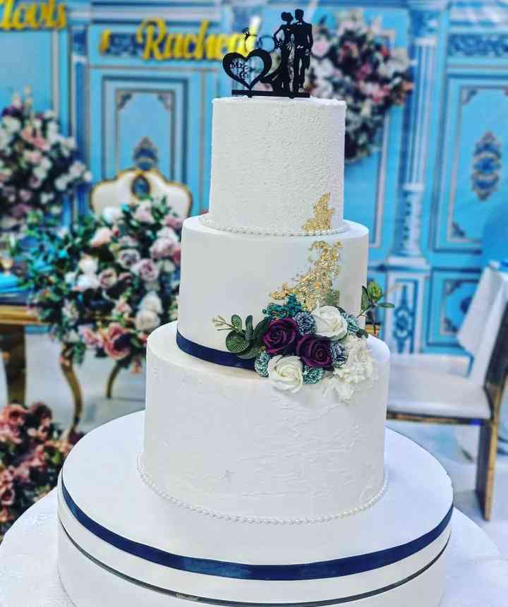 THREE TIERED WEDDING CAKE 