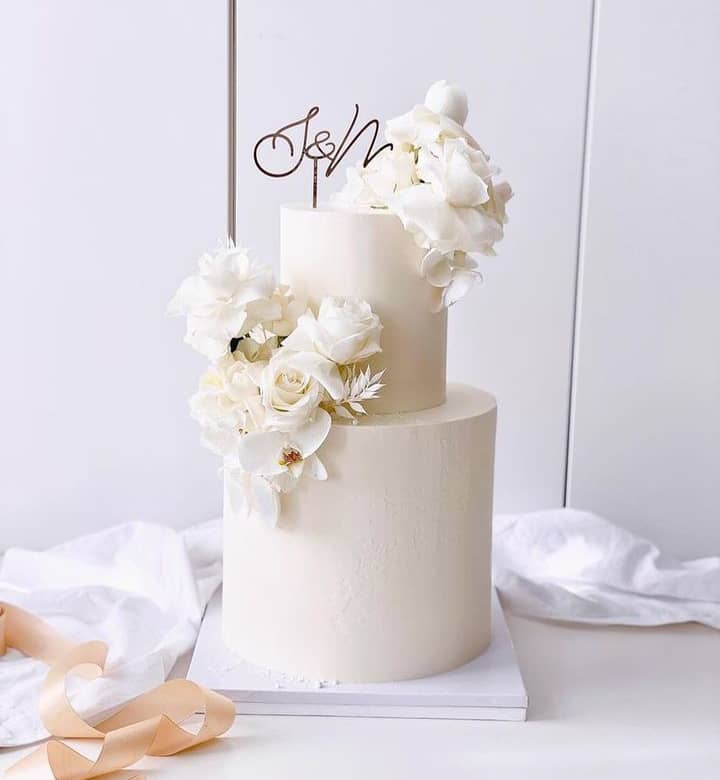 TWO TIER WEDDING CAKE WITH 5 GIVEAWAYS 