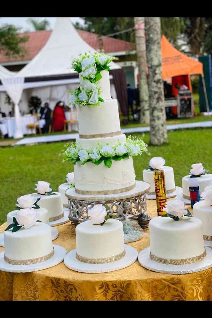 YUMMY 4 TIER GREEN FLORAL WEDDING CAKE 