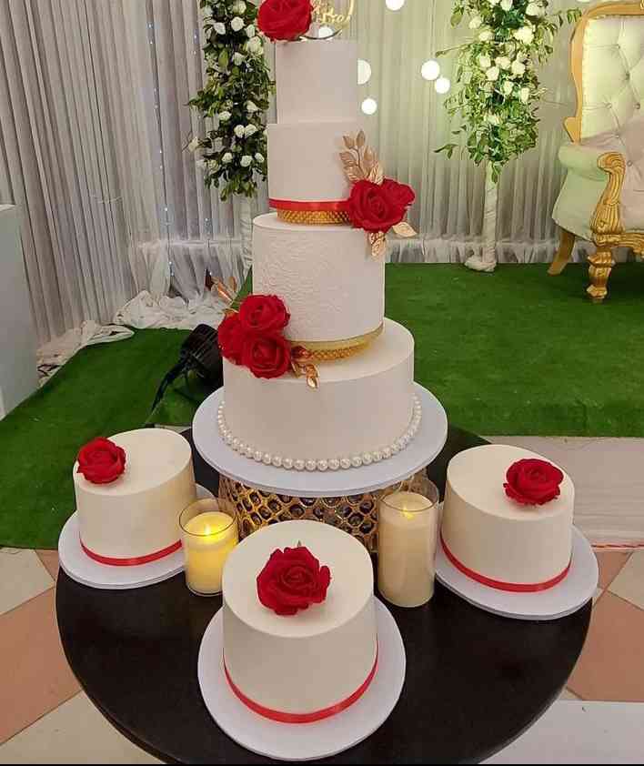 WHITE WEDDING FLOWERED CAKE.