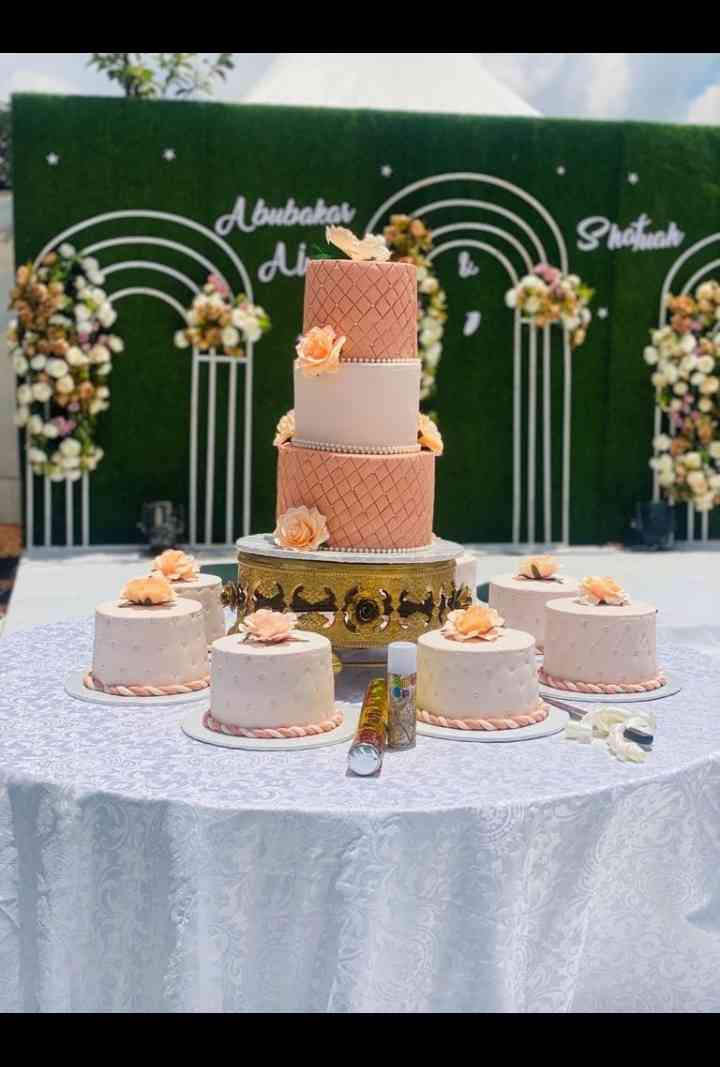 SIMPLE ORANGE WEDDING CAKE 