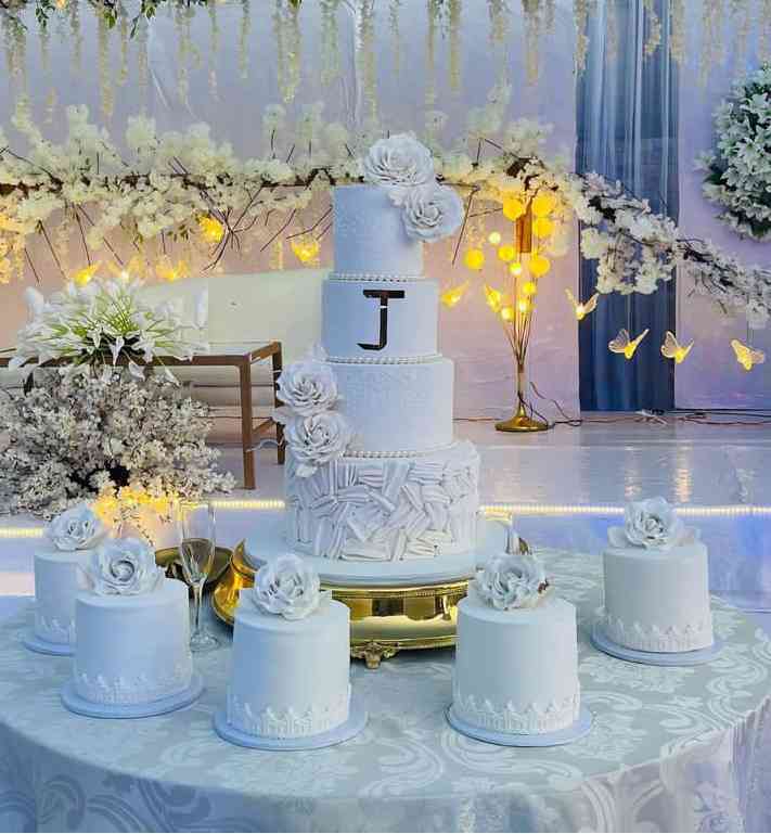 WHITE ROYAL WEDDING CAKE 