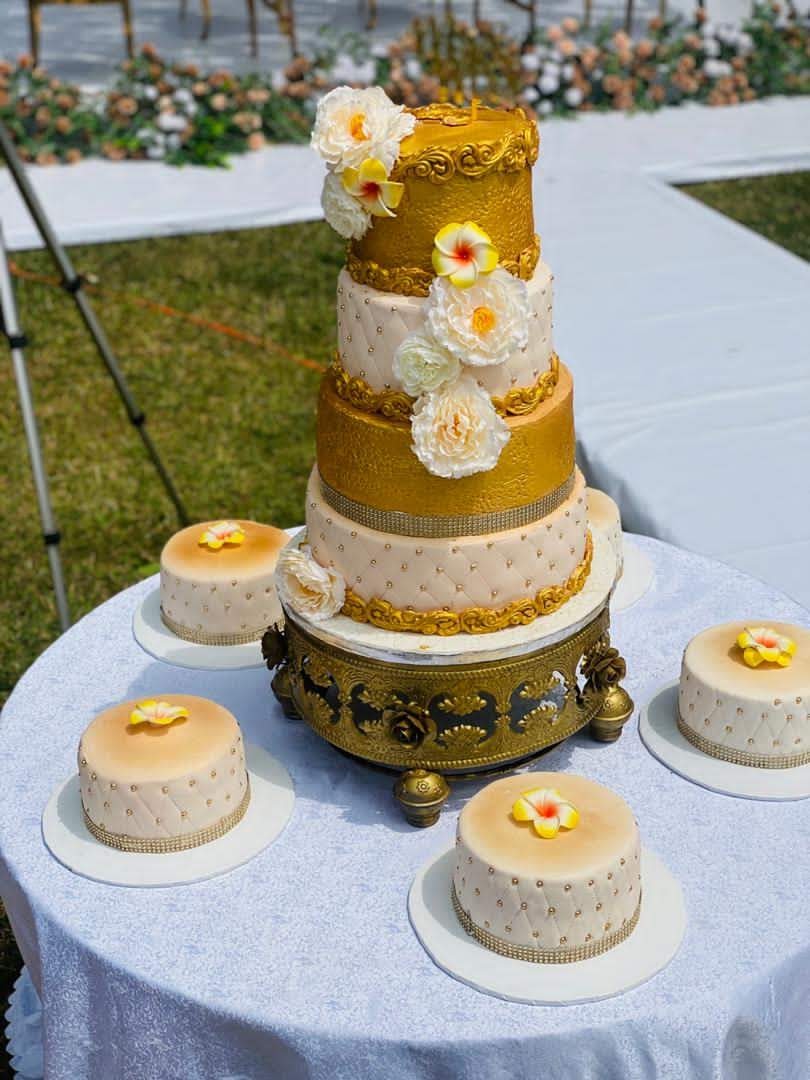 UNIQUE WEDDING CAKE WITH 4 GIVEAWAYS 