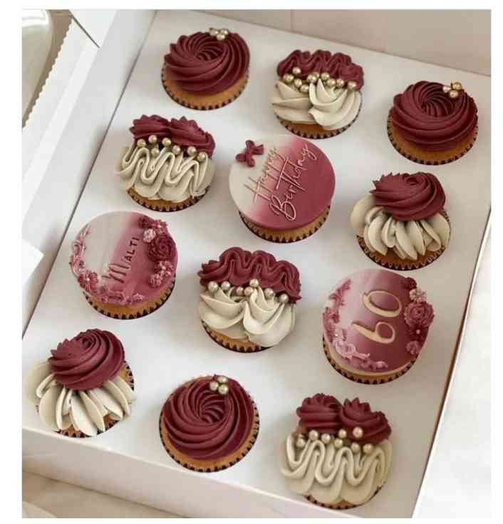 MAROON ICING CUPCAKES 