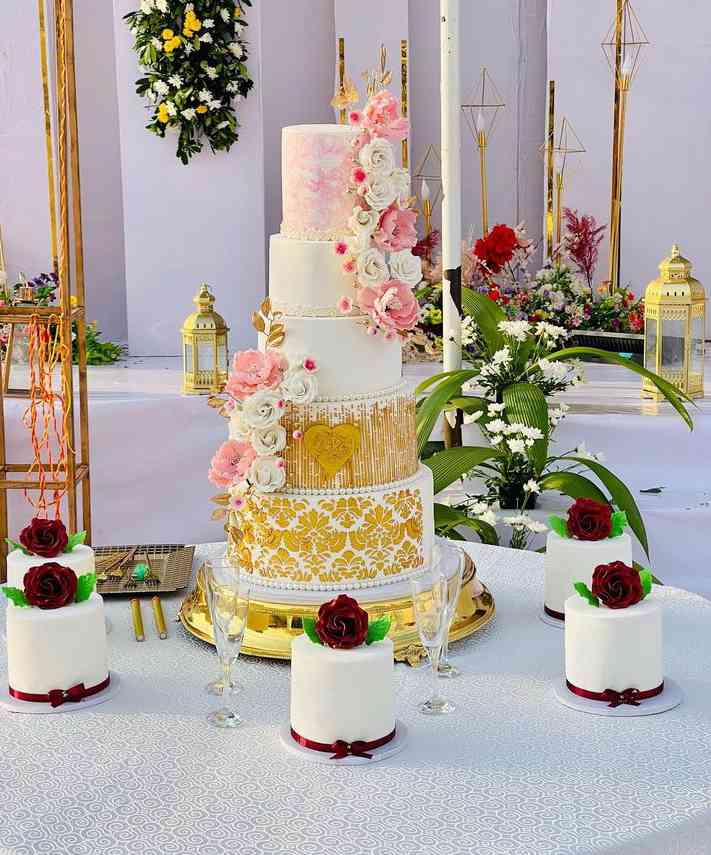 CLASSIC YUMMY WEDDING CAKE 