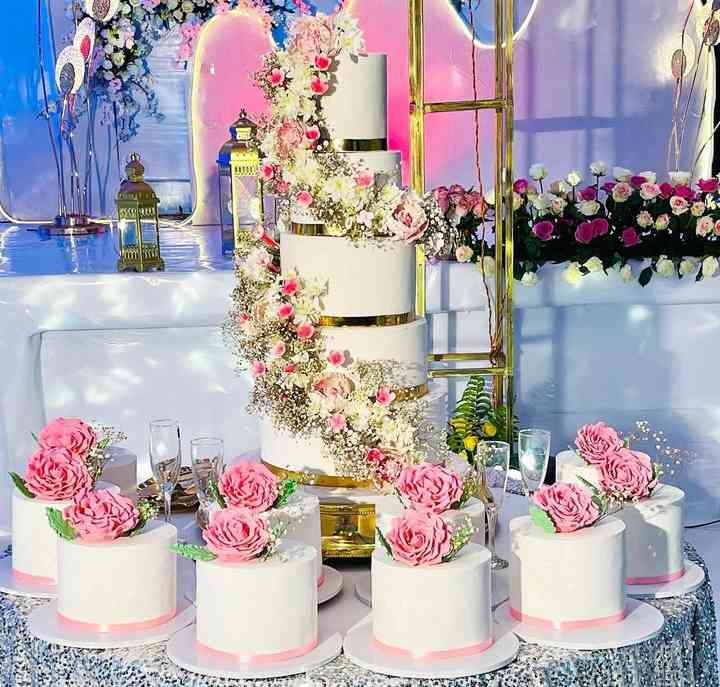 FLORAL WEDDING CAKE WITH SNOW FOASTING 