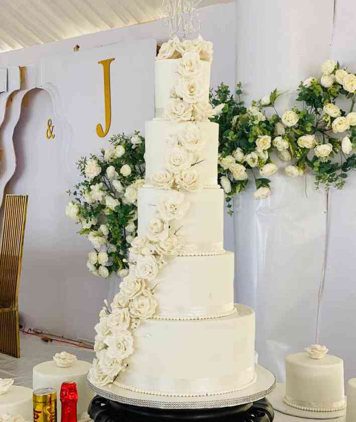 WEDDING 5 TIER CENTER PIECE CAKE WITH 3GIVE AWAYS 