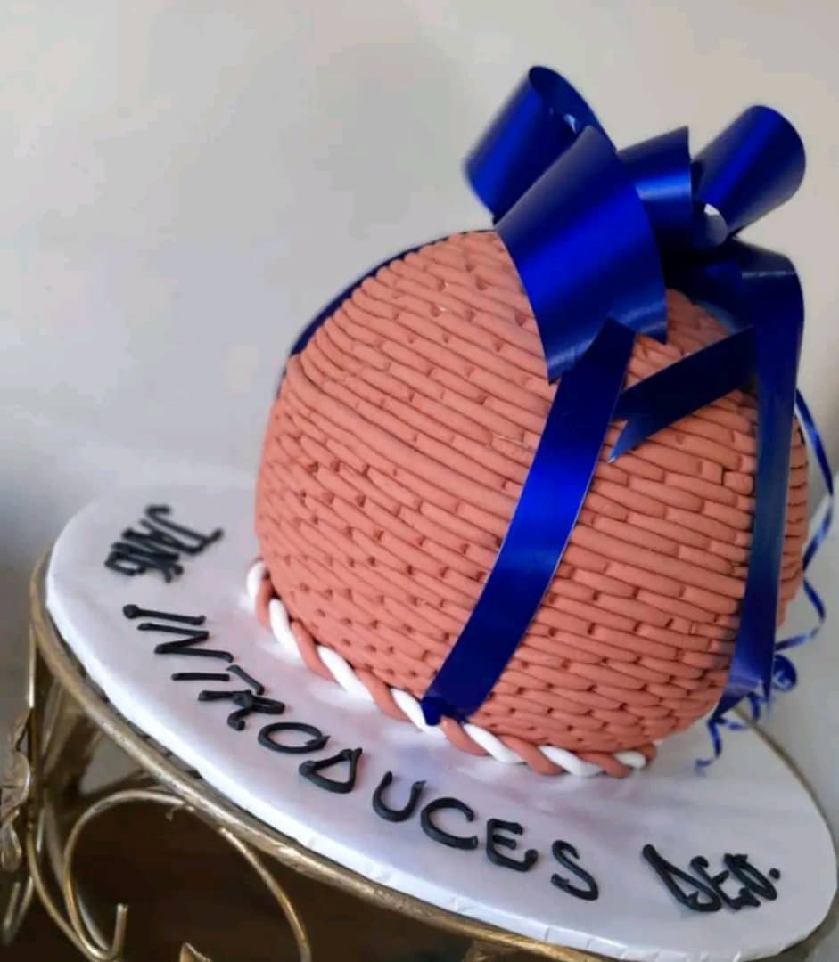 BASKET CENTRE PIECE TRADITIONAL CAKE 