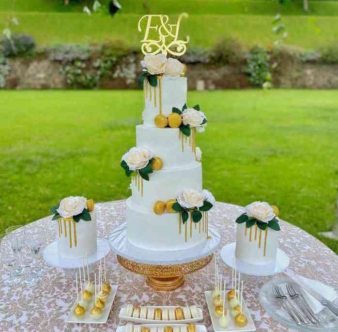 WEDDING CAKE WITH A CUSTOMIZED TOPPER 