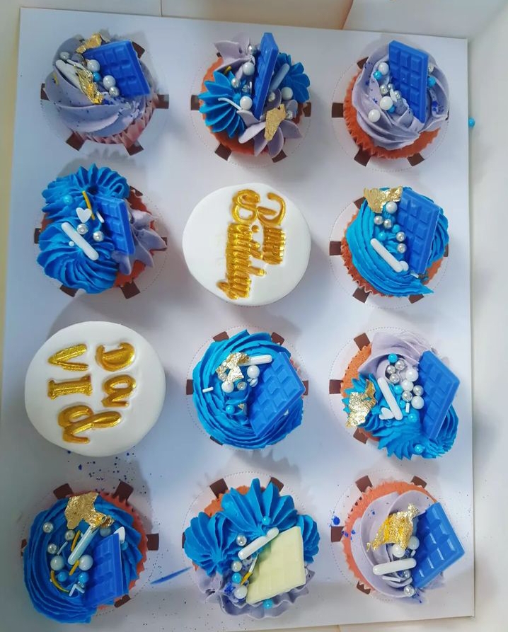 BLUE FLOWER DESIGN CUPCAKES 