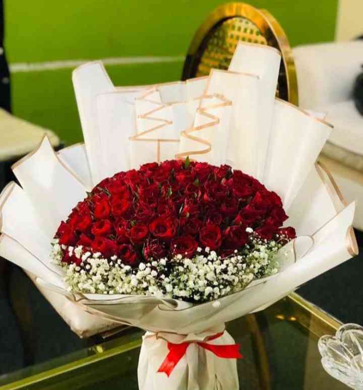 RED ROSES HAND BOQUET 