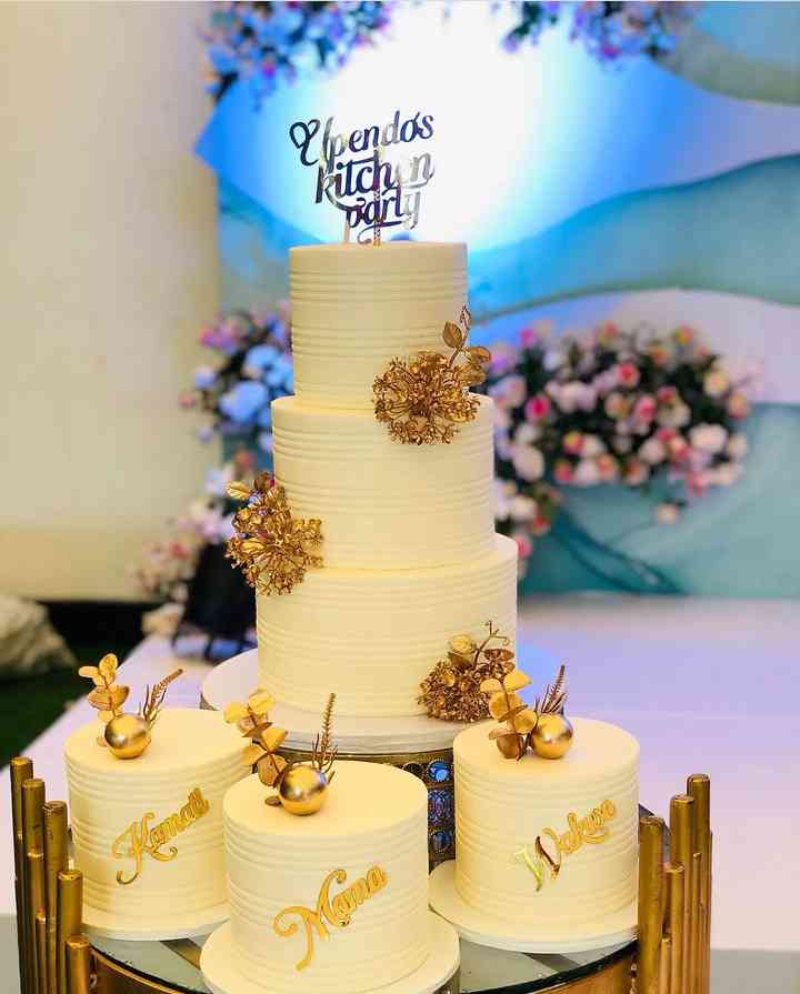 THREE CENTERED PIECE WEDDING CAKE 