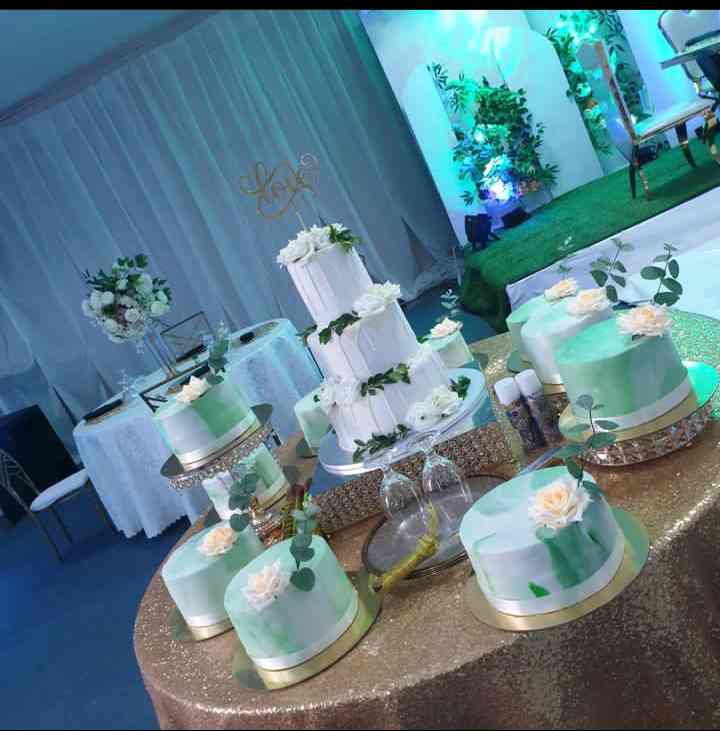 WEDDING CAKE WITH 8INCH SIZED GIVEAWAYS 