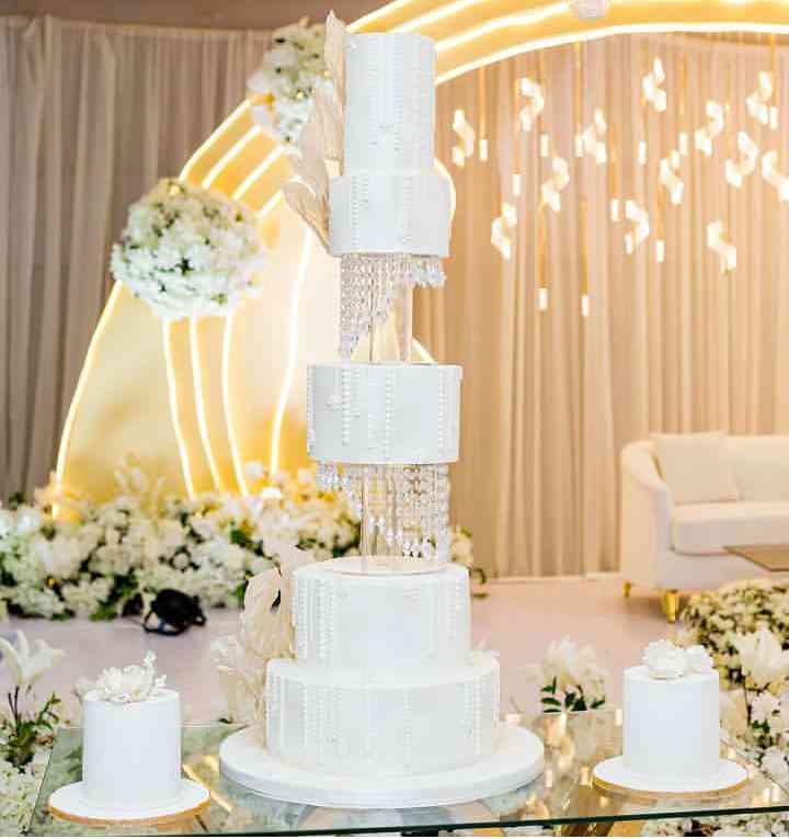 CLASSIC SEPARATE WEDDING CAKE 