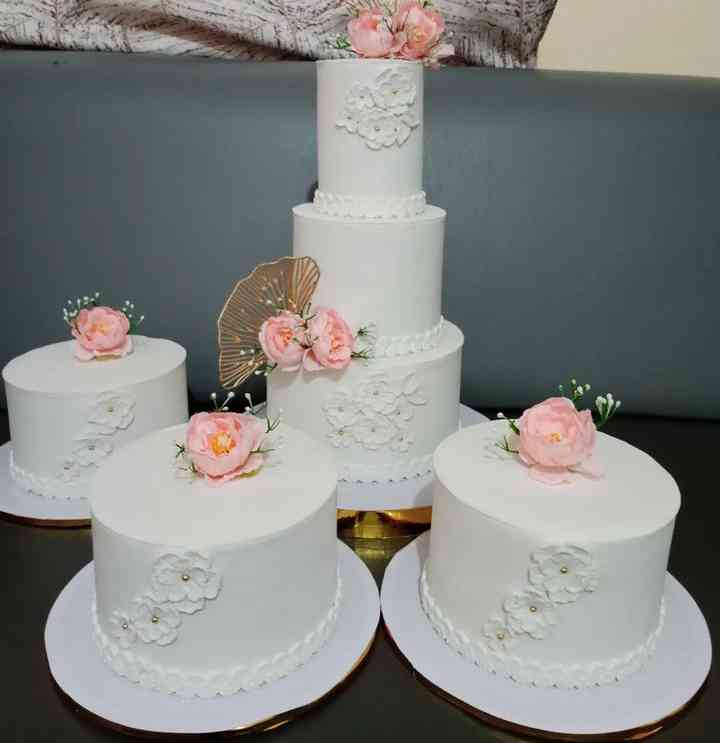 SIMPLE FORDANT DESIGNED WEDDING CAKE 