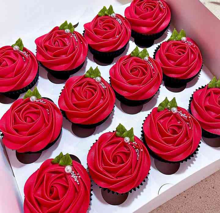RED THEMED CUPCAKES.