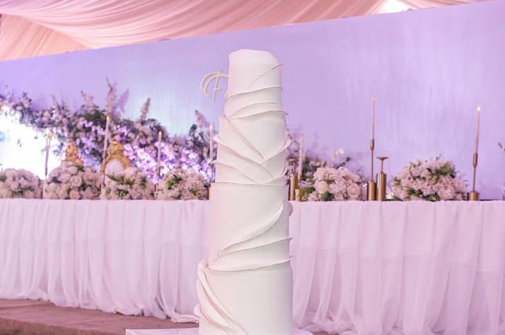 BEAUTIFUL IN OUT WEDDING CAKE 