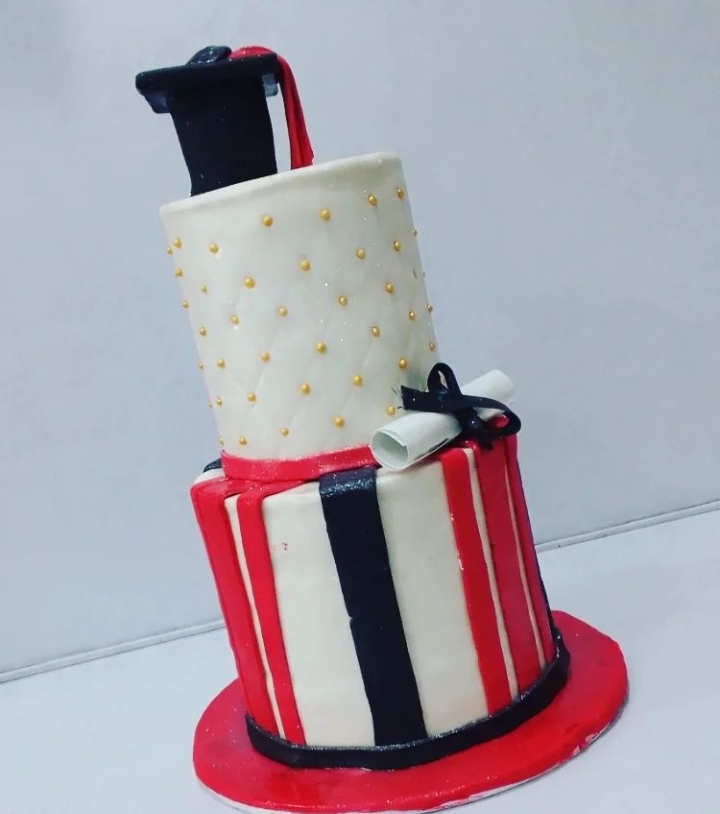 2 TIER GRADUATION CAKE4