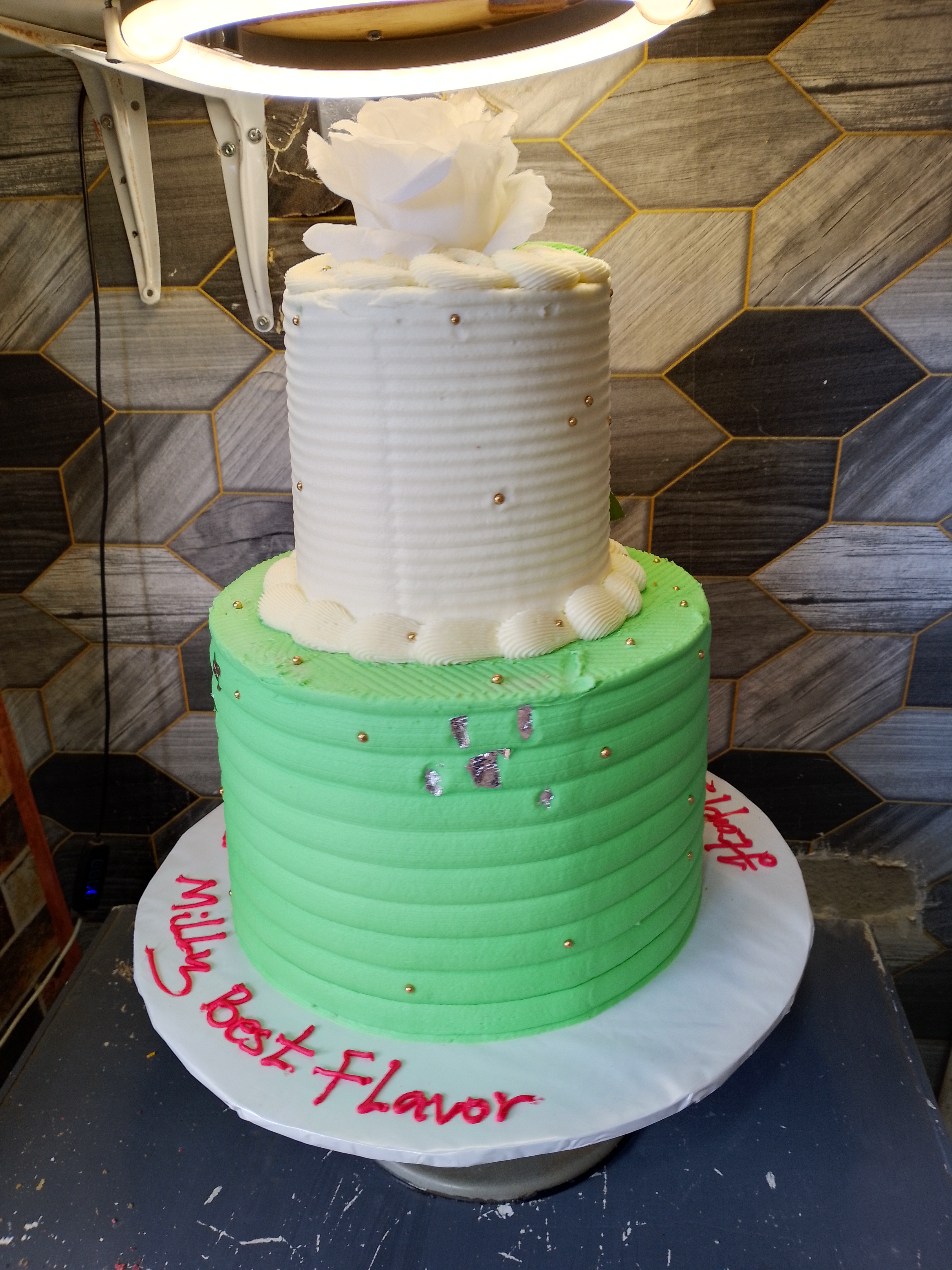 GREEN GRADUATION CAKE