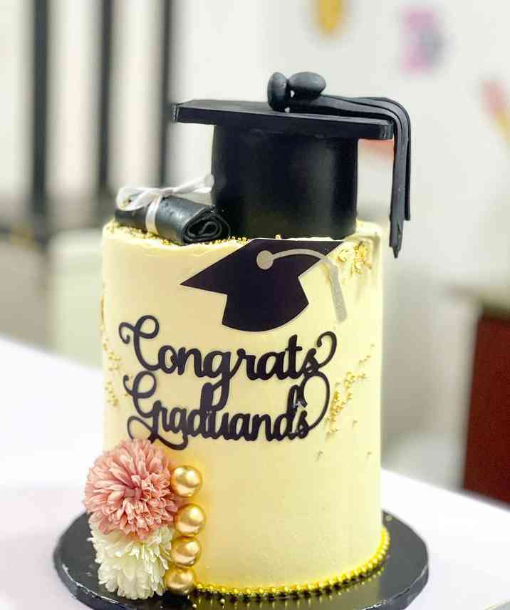 CONGRATS GRADUATIONS CAKE