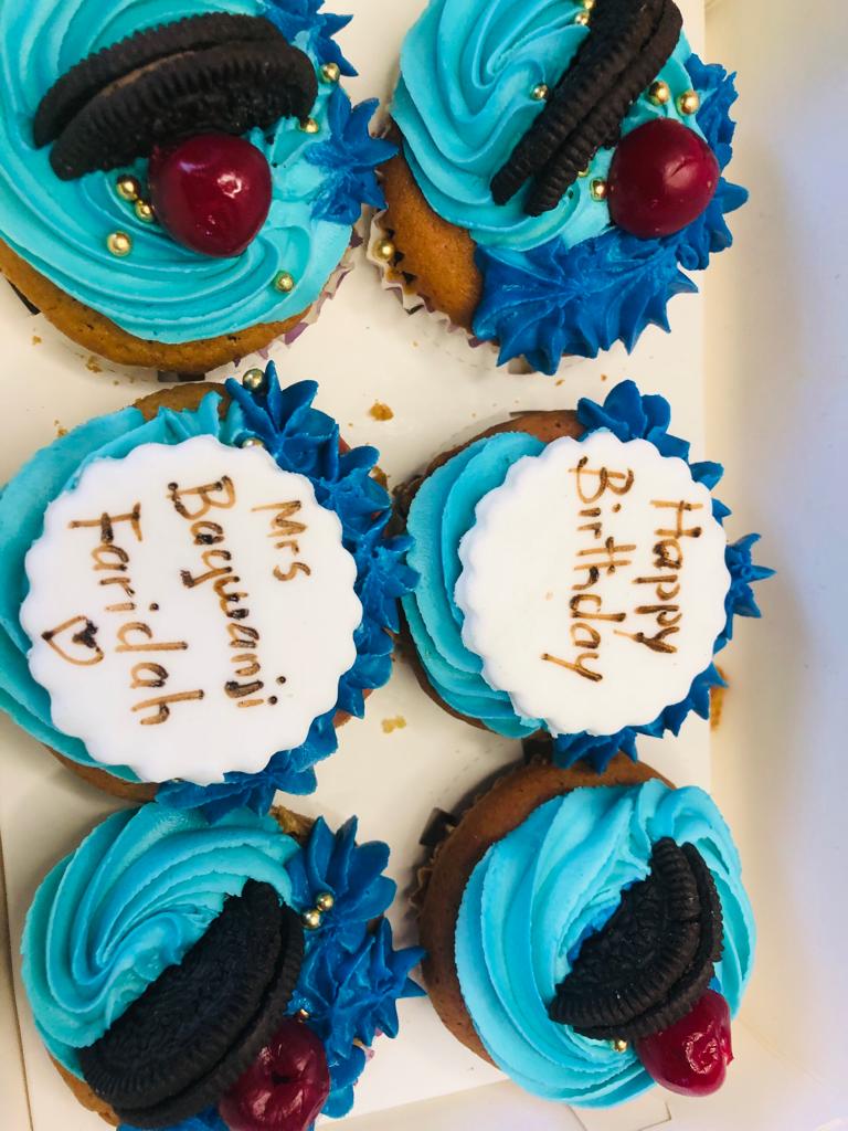 BLUE AND BROWN CUPCAKES 