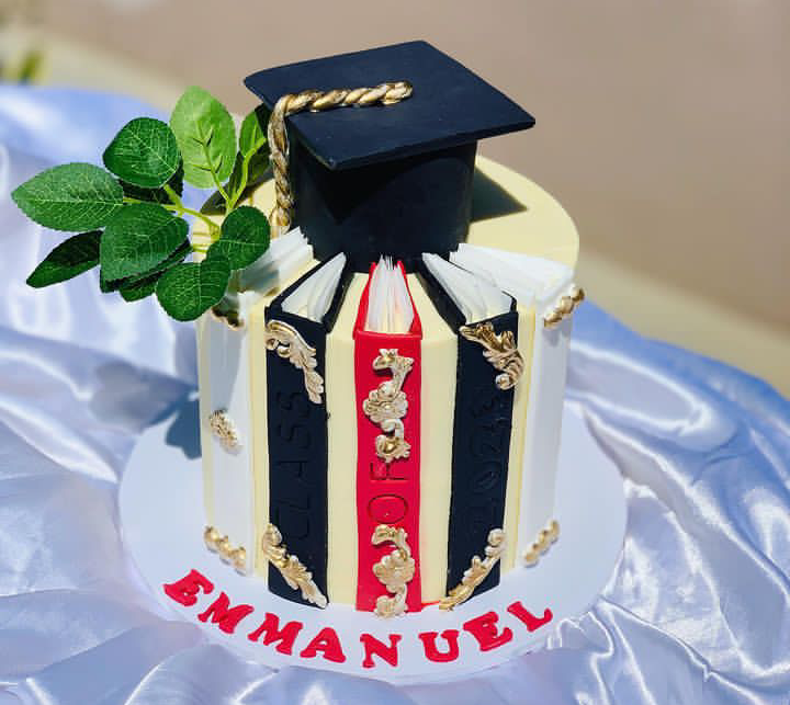 GRADUATION 2 CAKE