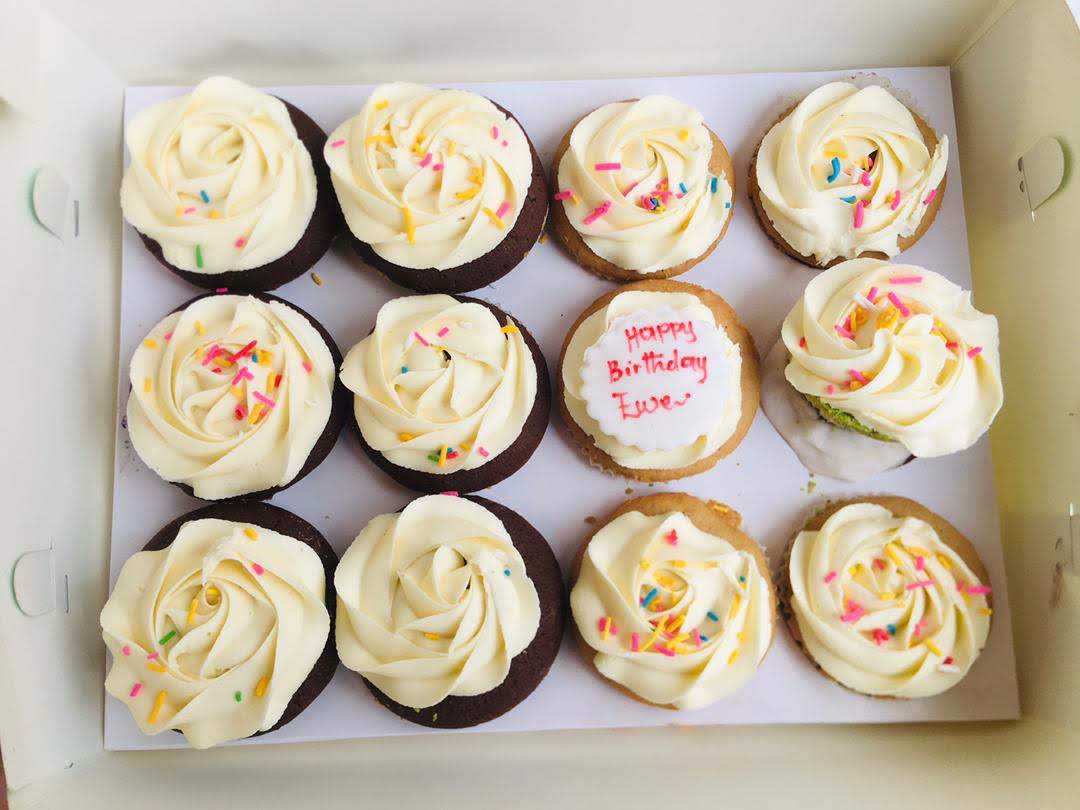 CREAM AND CHOCOLATE CUPCAKES 