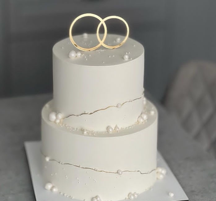 CUT ACROSS CAKE