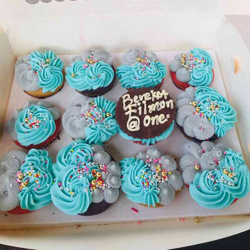 BLUE CUPCAKES 