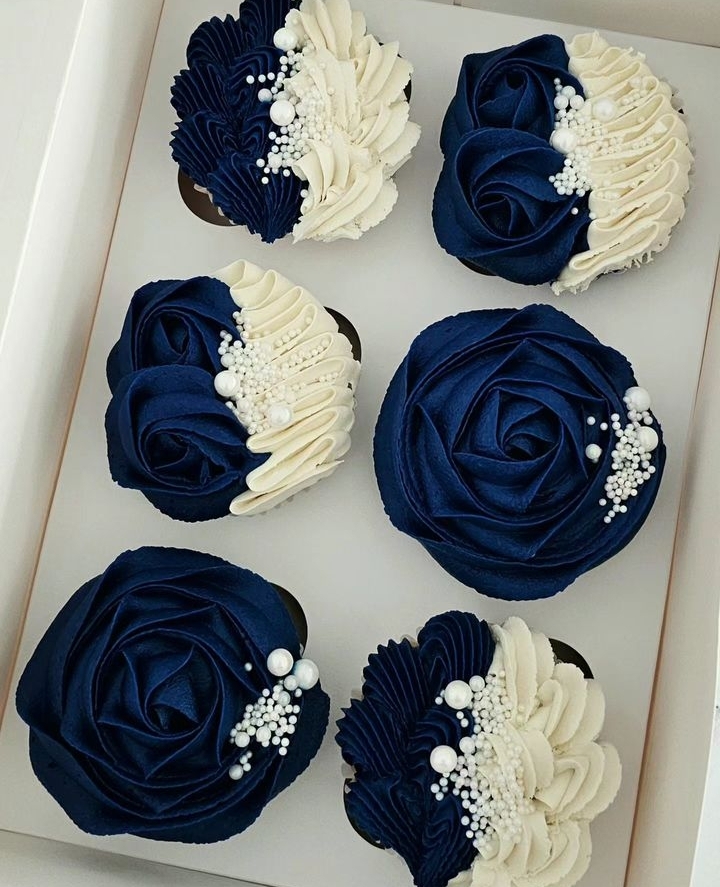 SWEET DARK BLUE CUPCAKES 