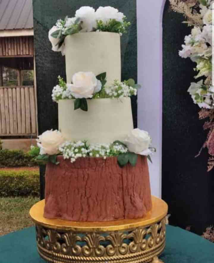 CREAMY WEDDING CAKE WITH DECORATED FLOWERS 