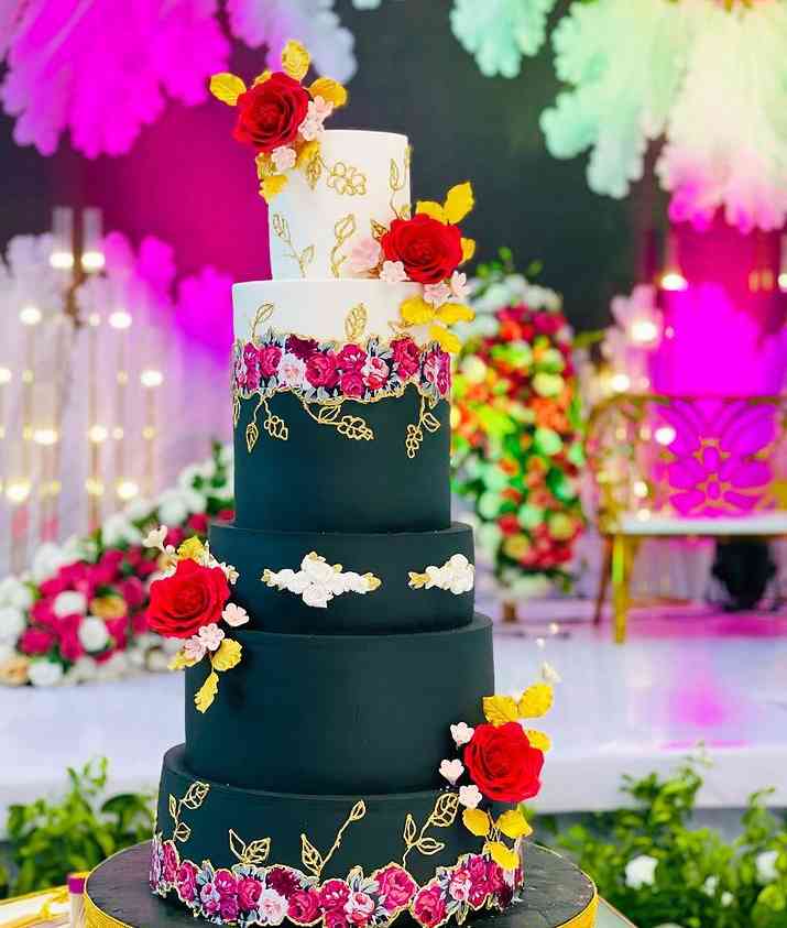 FLORAL BLACK WEDDING CAKE 