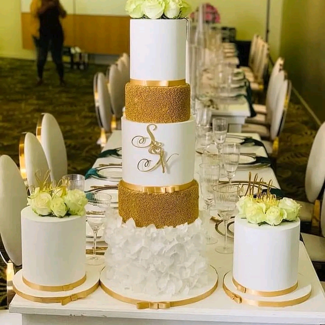 GOLDEN WHITE SNOW WEDDING CAKE