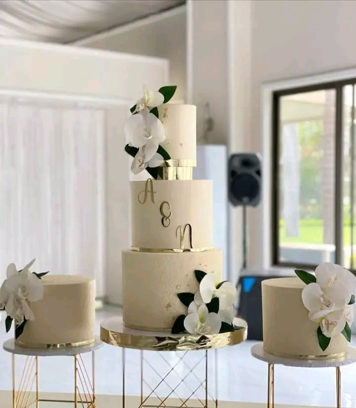 WHITE SNOW FLORAL WEDDING CAKE