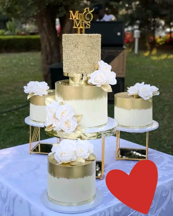 GOLDEN GLITTERING WEDDING CAKE