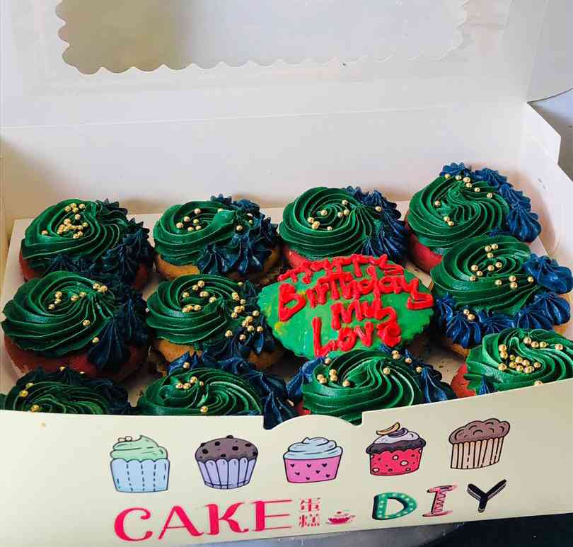 GREEN ICED CUPCAKES 12