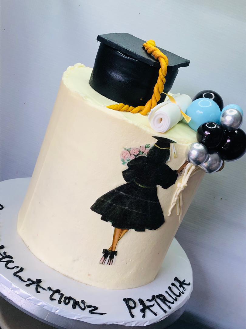 CREAMY DECORATED GRADUATION CAKE 