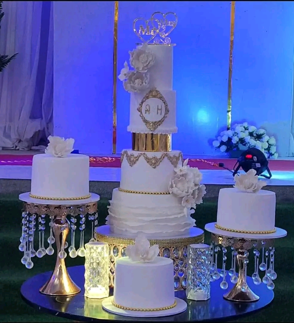 SNOW WHITE 4 TIER WEDDING CAKE 