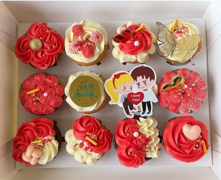 RED BUTTERED CUPCAKES 