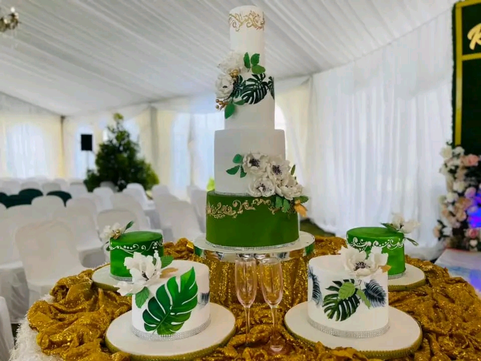 FOREST GREEN LEAF WEDDING CAKE 