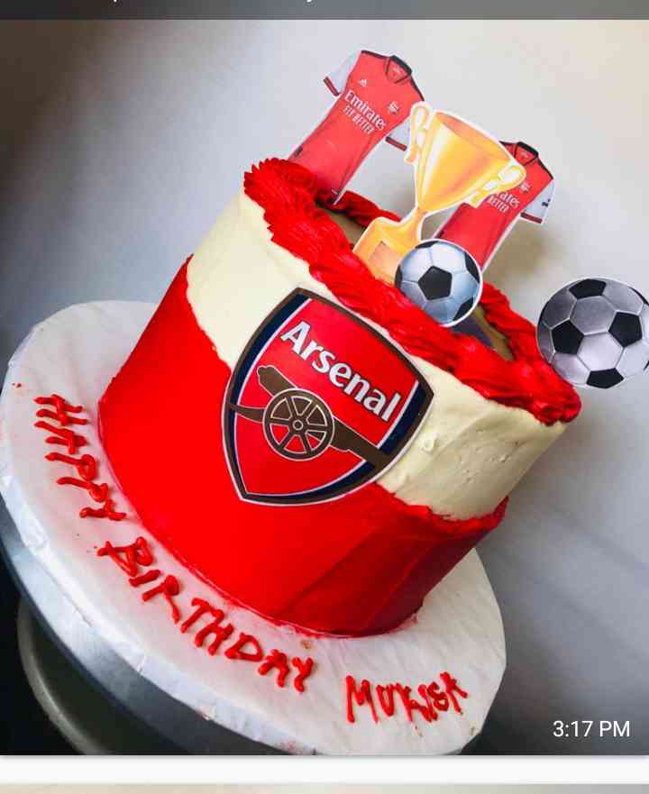 ARSENAL CAKE 🍰 WITH A STICKER 