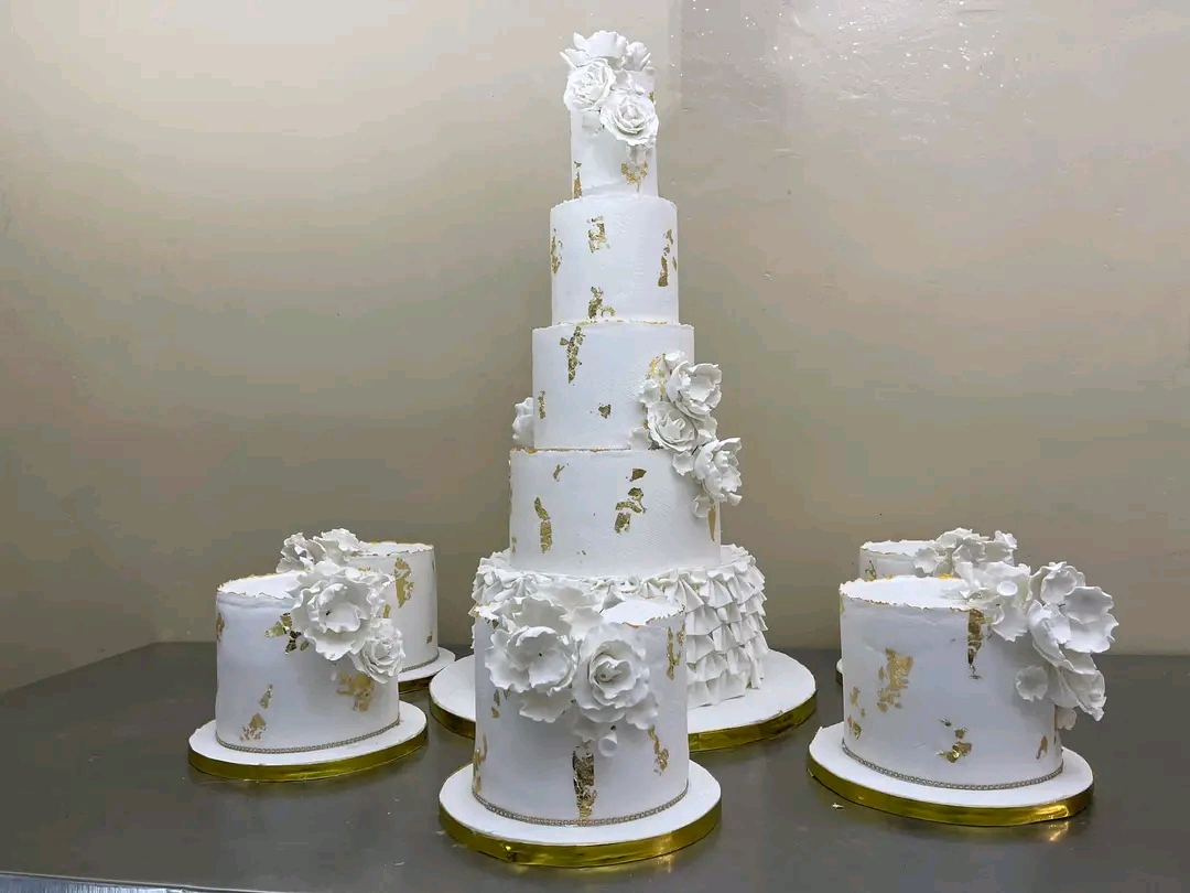 GOLDEN LEAVES DECORATED WEDDING CAKE 