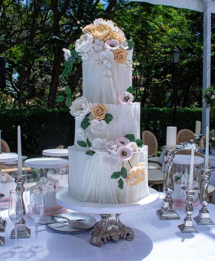 VANESSA WEDDING WHITE FLORAL CAKE 